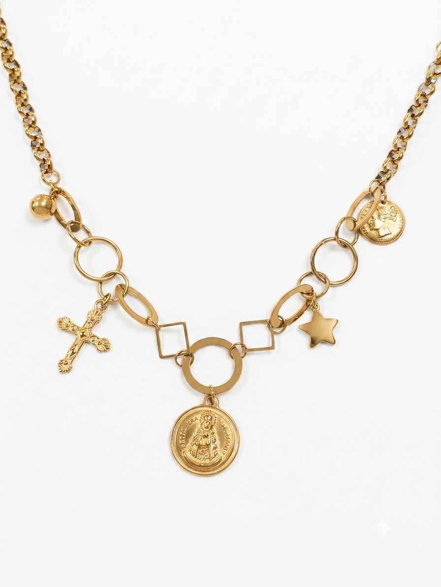 Collar de Eslabones Dorados con Dijes de Medalla, Cruz y Estrella